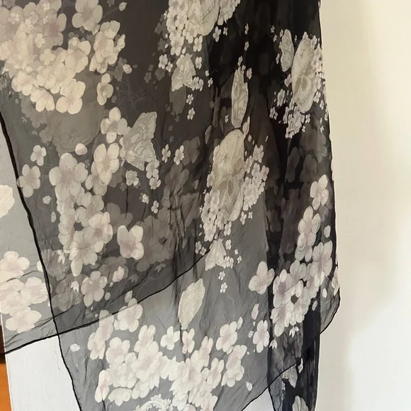 Alexander McQueen Black semi-sheer floral skull print scarf - Picture 7 of 9
